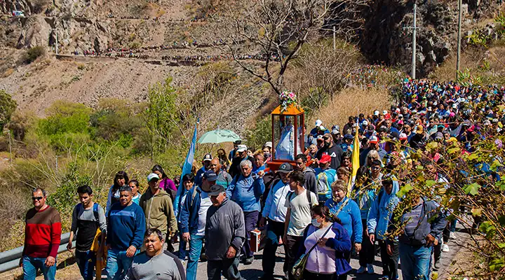 Peregrinos de Sanagasta cargan a cuestas la imagen de la Virgen India